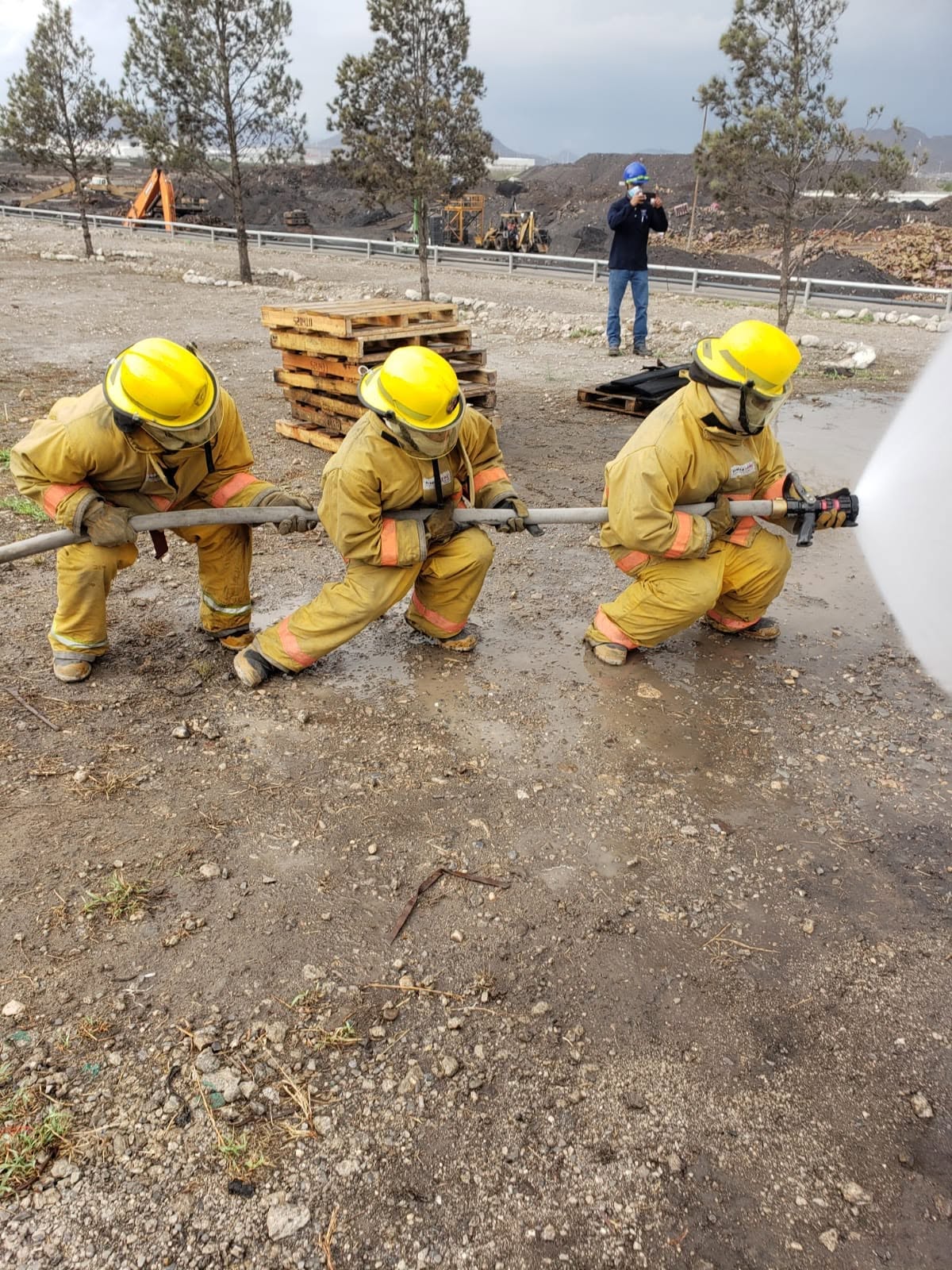 Brigadistas durante una práctica de combate contra incendios impartida por Talenttec